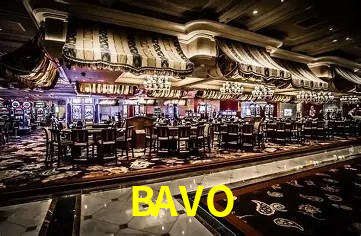 Escena dinámica inspirada en casino con iluminación BAVO, cartas, fichas e íconos de juegos digitales en un espacio moderno de juegos.